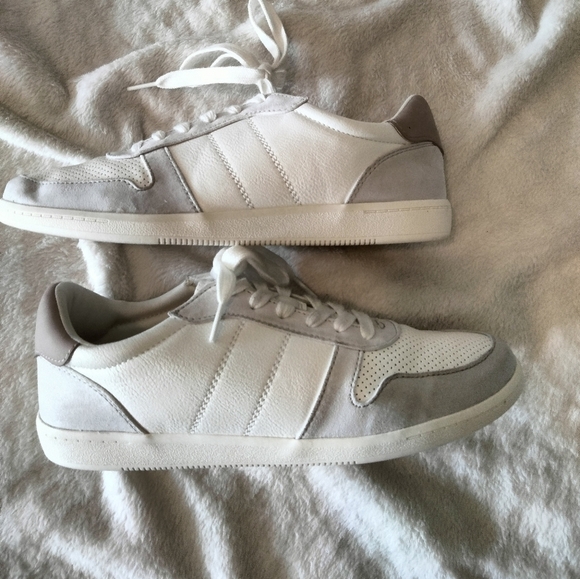 Universal Threads Sneakers - Picture 3 of 5